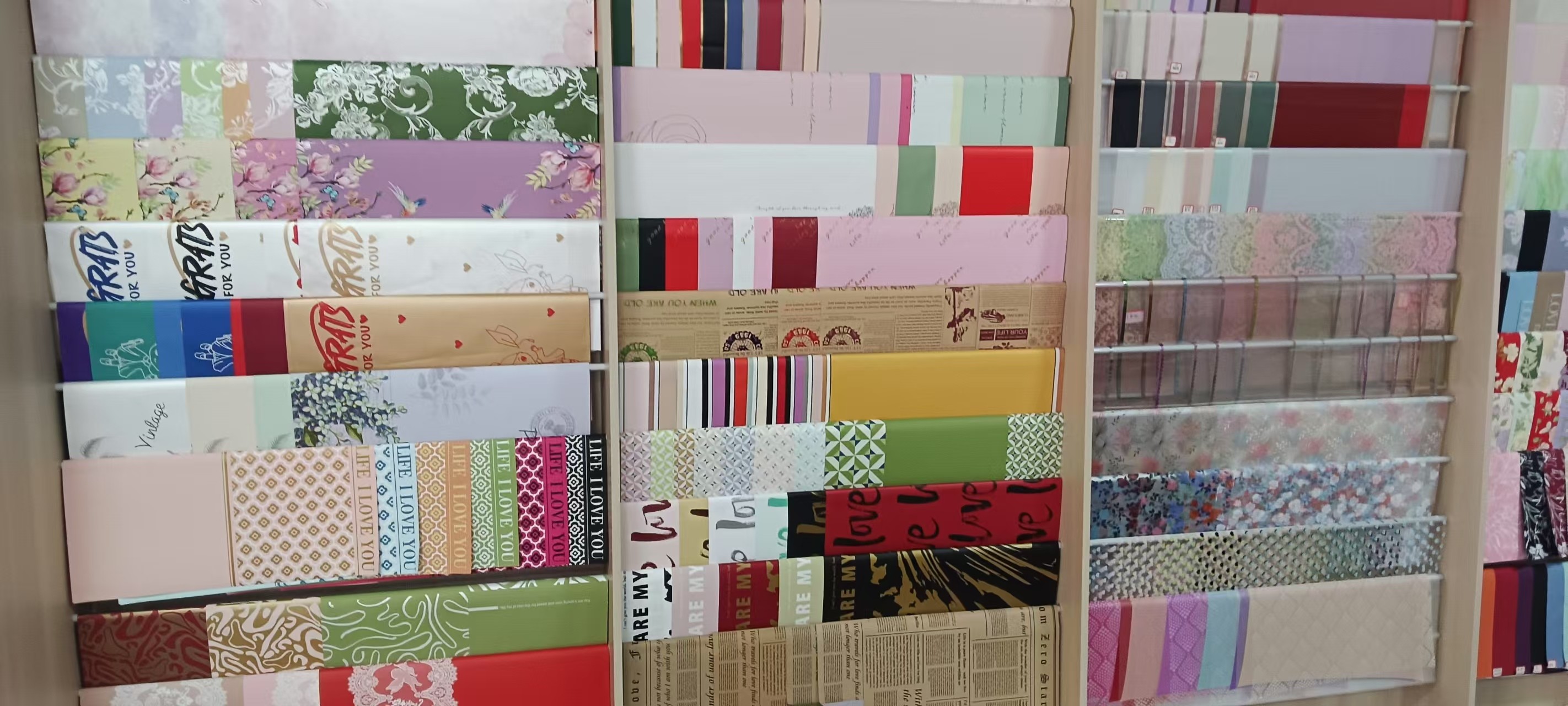 Các trường hợp mới nhất của công ty về Chúng tôi đến thăm nhà máy giấy bọc hoa.