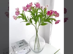 Một trang trí bó hoa sang trọng nhẹ cho phòng khách và bàn ăn với daffodi mô phỏng