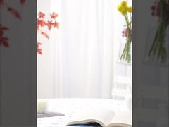 Hoa mô phỏng với cảm giác cao cấp và chân thực, được bó với những quả cầu vàng, trang trí mềm mại cho khách sạn