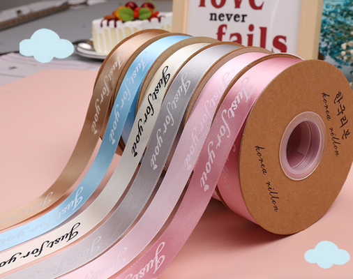Giá tốt. Dải polyester dải hoa hộp quà phụ kiện quần áo dải in logo dải 50 yard/roll 2,5cm trực tuyến