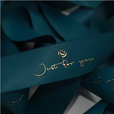 Giá tốt. Đường cuộn băng polyester tùy chỉnh với tấm vàng 3D và in logo trực tuyến