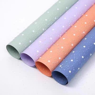Giá tốt. Bảng giấy bọc hoa Polka Dot hai mặt không thấm nước cho Ouya giấy đóng gói hoa trong 58cm * 58cm kích thước tùy chỉnh trực tuyến