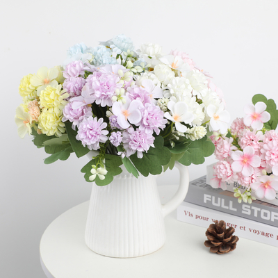 Giá tốt. Cây hoa nhựa và hoa Daisy Một sự bổ sung vô thời gian cho ngôi nhà hoặc sự kiện của bạn trực tuyến