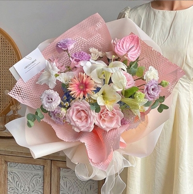 Giá tốt. Giấy gấp chống nước phổ biến, giấy tổ ong, bao bì hoa, giấy nghệ thuật lưới, bao bì hoa, lót hoa, giấy quà tặng trực tuyến