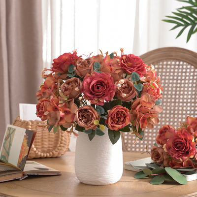 Giá tốt. Các bó hoa nhân tạo sáng tạo như hoa hibiscus và hoa hồng, trang trí theo phong cách tự nhiên cho bàn ăn và bàn cà phê, và sắp xếp hoa trực tuyến