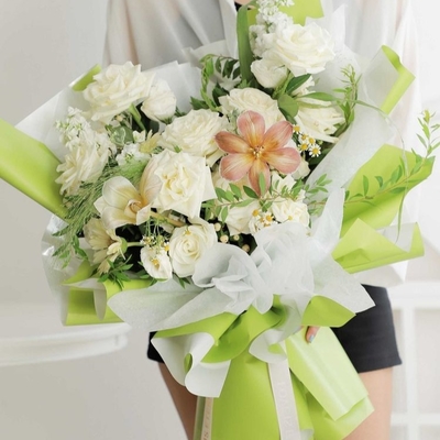 Giá tốt. Kích thước tùy chỉnh Giấy gói hoa 58 * 58cm Màng nhựa để đóng gói người bán hoa trực tuyến