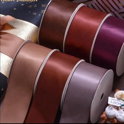 Giá tốt. Polyester hai mặt băng satin mịn trong màu sắc rắn cho đóng gói quà tặng / trang trí trực tuyến