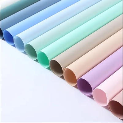 Giá tốt. Màu sắc tùy chỉnh Bảng giấy chống nước nhựa rắn Cellophane bọc cho hoa tươi trực tuyến