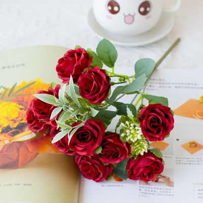 Giá tốt. Hoa hồng nhỏ được sử dụng để trang trí bó hoa cưới và đồ nội thất nhà khách sạn trực tuyến