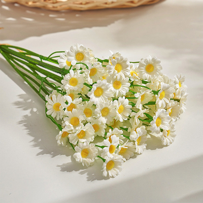 Giá tốt. Wholesale of small Daisy artificial flowers, European-style dining table decorations, chamomile bouquets, flower art and silk flowers trực tuyến