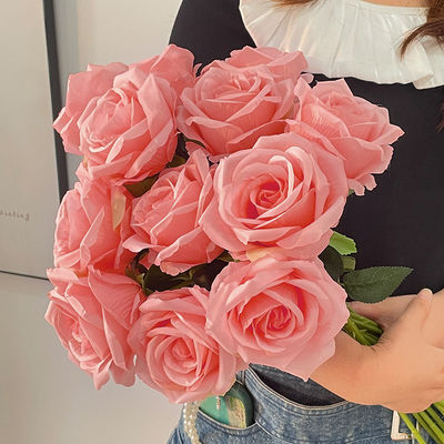 Giá tốt. Một bông hồng màu xanh đá bị vỡ với một nét thực tế cho buổi chụp trang trí nhà ngày Valentine, với những bông hồng Ecuador trực tuyến