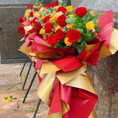 Giá tốt. Sản phẩm bán buôn giấy bọc hoa, giấy bọc bằng vàng chống nước dày hai màu, giấy bọc hoa mở giỏ hoa và hoa hoa, giấy bọc hoa trực tuyến