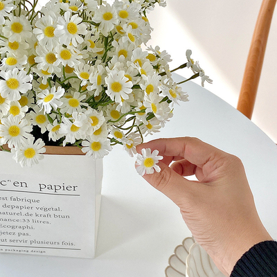 Giá tốt. Ins Chamomile Simulation Flower Bundle Daisy Hoa giả phòng khách đồ trang trí bàn hoa hoa hoa trực tuyến