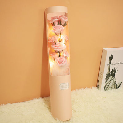 Giá tốt. Quà tặng sáng tạo ngày Valentine cho bạn gái và người bạn thân nhất của bạn, chẳng hạn như bó xà phòng, hộp quà hoa hồng nhân tạo và xô ôm, có sẵn để bán buôn từ nhà sản xuất trực tuyến