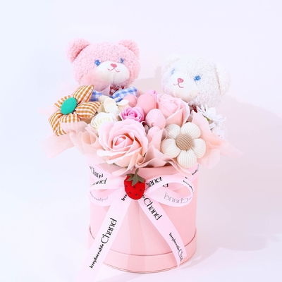 Giá tốt. Một con búp bê, cây trong nồi, xà phòng, bó hoa, tượng đã hoàn thành cho quà sinh nhật của một cô gái để tặng cho người bạn thân nhất của mình trực tuyến