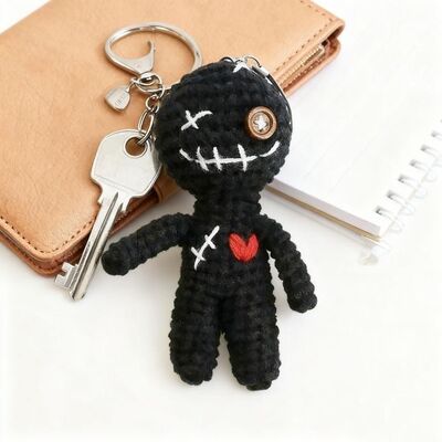 Giá tốt. Màu Đen Ác Búp Bê Móc Tùy Chỉnh Đan Nguyền Rủa Búp Bê Trái Tim Đỏ Handmade Móc Khóa Móc Treo PP Nhồi Bông Sang Trọng Búp Bê trực tuyến
