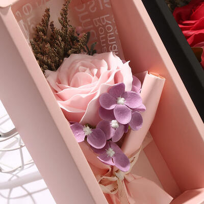 Giá tốt. Modern Handmade Luxury Scented Preserved Plastic Rose Bouquet 25*25*28cm Quà tặng trang trí cho Ngày của Mẹ Quà tặng Valentine trực tuyến