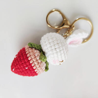 Giá tốt. Móc Khóa Dâu Bunny Móc Khóa Sáng Tạo Đan Dệt Tay Thỏ Cà Rốt Túi Búp Bê Phụ Kiện Sang Trọng Móc Chìa Khóa trực tuyến