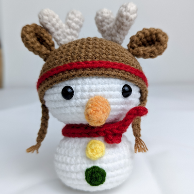 Giá tốt. Đồ chơi người tuyết crochet thủ công bằng tay với mũ tuần lộc Động vật nhồi cho trang trí nhà và quà tặng trực tuyến